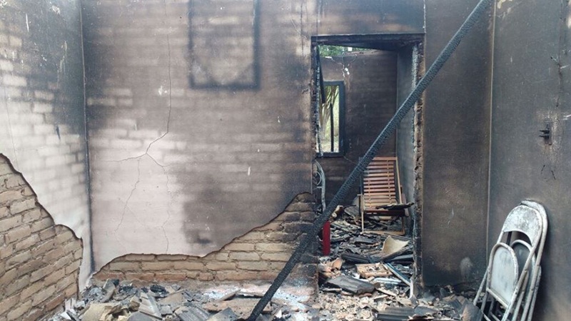 Interior da casa, praticamente destruída.