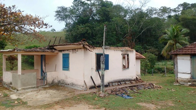 Sítio Beija-flor, furtado e a casa incendiada.