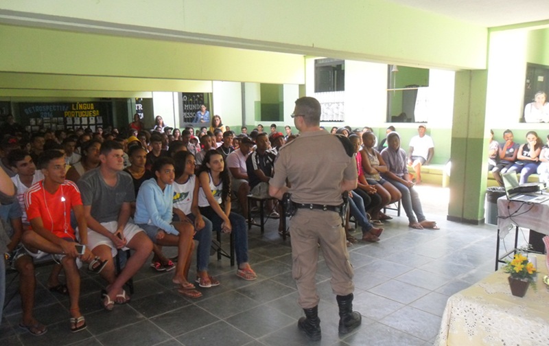 Palestra da PM sobre "drogas".