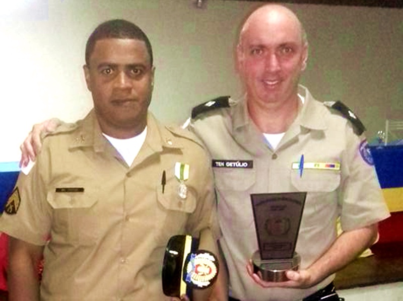 Sargento Vinícius recebendo homenagem das mãos do tenente Getúlio.