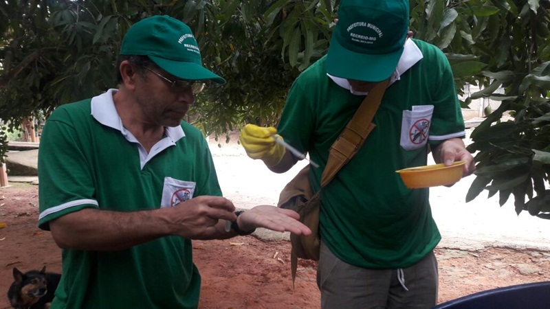 Agentes realizando levantamento.