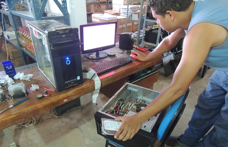 Serviço técnico recuperando computador abandonado.