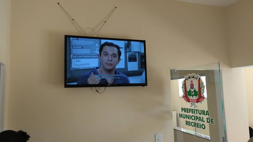 TV da sala de espera saqueada.