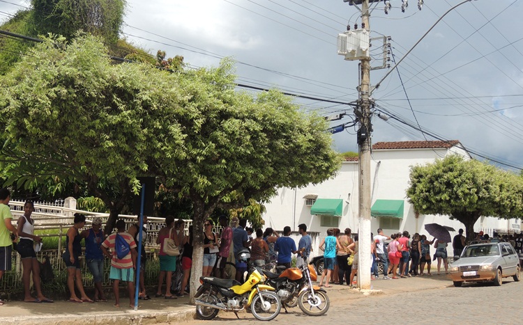 Fila para inscrições no seletivo da Prefeitura.