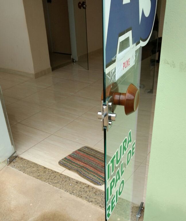 Porta arrombada.