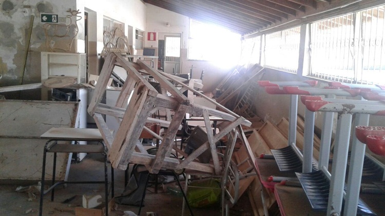 Entulhos na antiga creche.