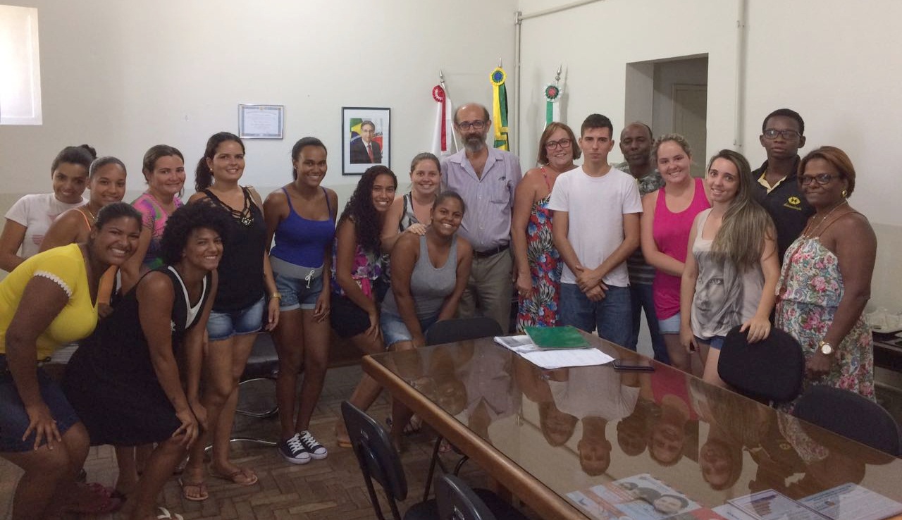 Estudantes de enfermagem com o prefeito.