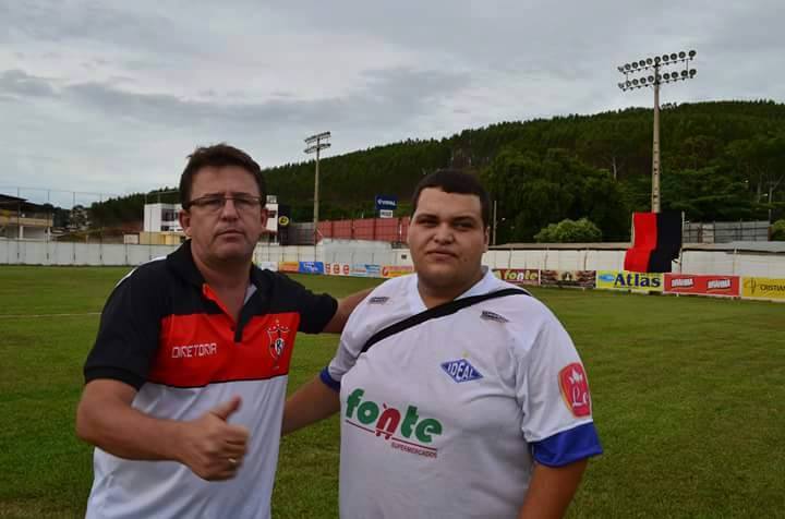 Caíque Willians com diretor do Ribeiro Junqueira. Foto: Arquivo.
