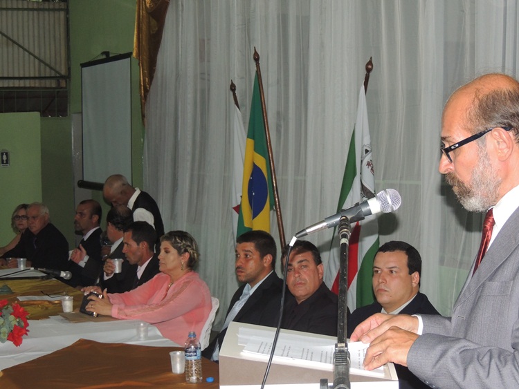 Prefeito e a Câmara Municipal.