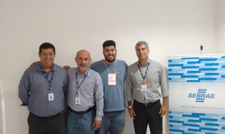 Representantes do SEBRAE e o secretário, João Guilherme Ferreira (ao centro).