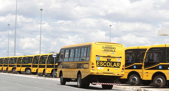 Ônibus adquirido pelo prefeito de Recreio.
