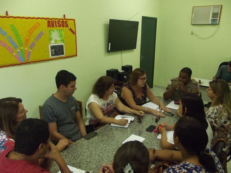 Reunião na Secretaria Municipal de Educação e Cultura.