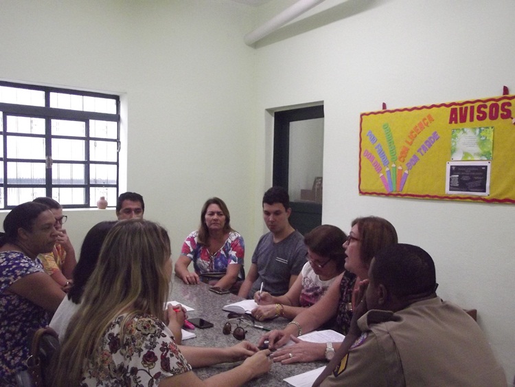 Diretores, secretária e sargento da PM.