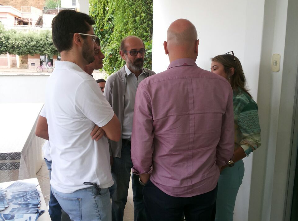 Prefeito de Recreio conversando antes da capacitação.