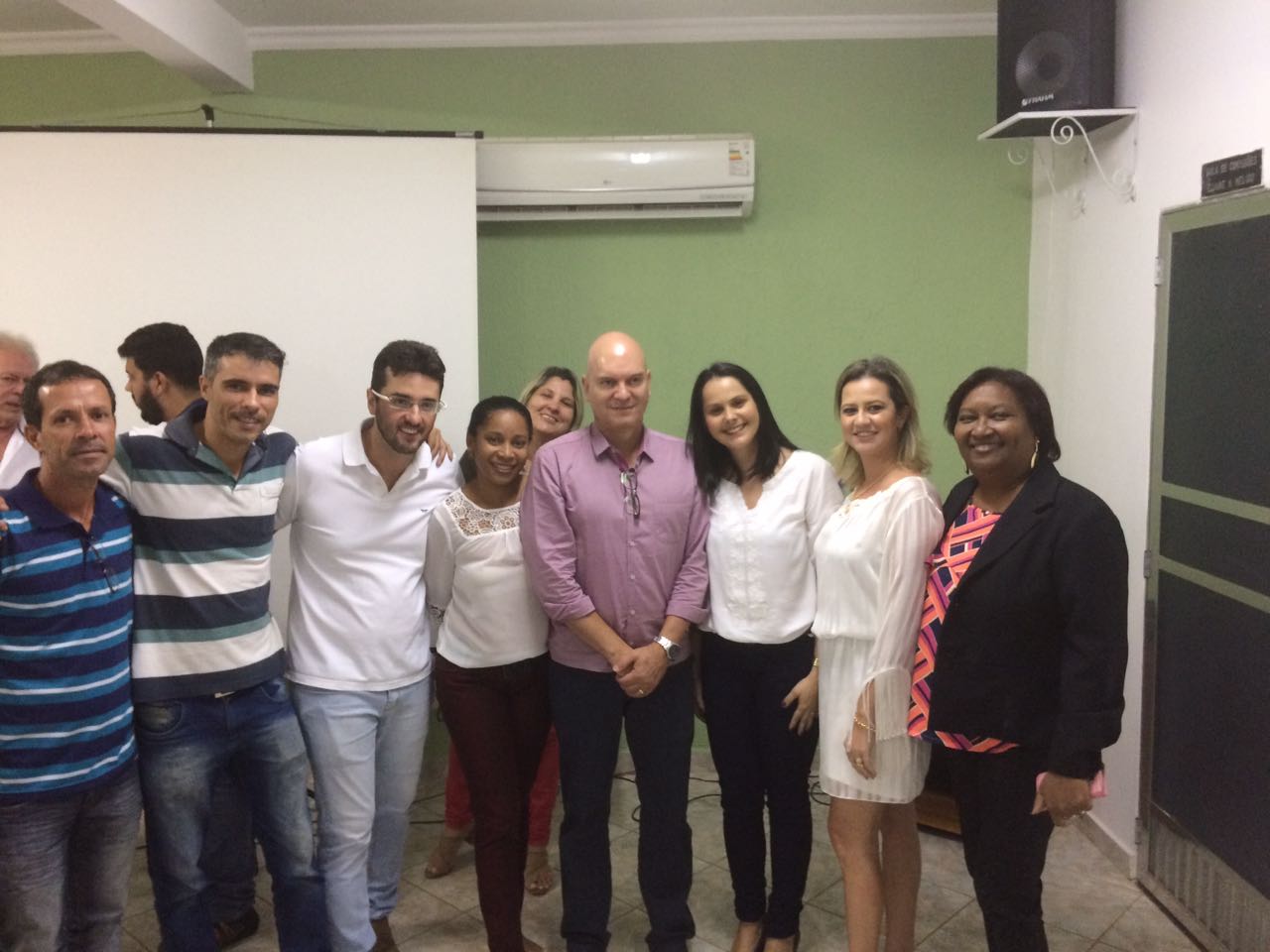 Presidente da AMM com funcionários da Câmara Municipal.