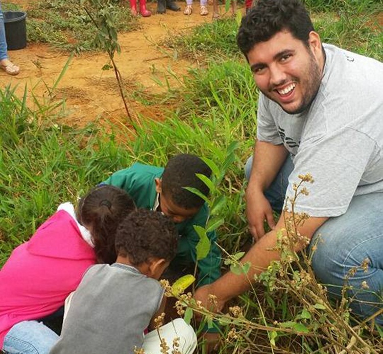 Secretário João Guilherme Ferreira no plantio com estudantes.