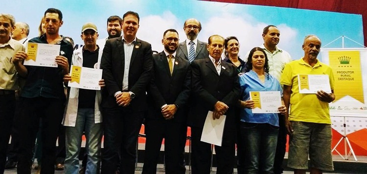 Homenagens a produtores rurais.