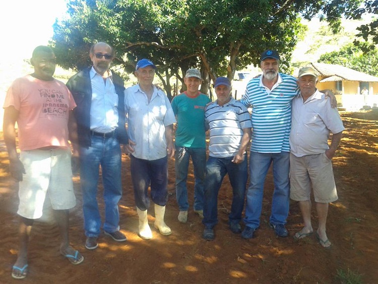 Secretário, prefeito, funcionários, vice-prefeito e produtores rurais.