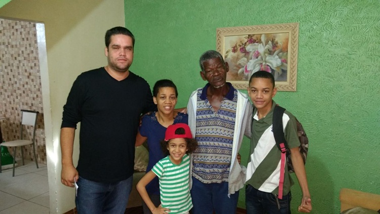 Secretário de Desenvolvimento Social, Diego; Sr. Pedro Paulo e seus familiares.