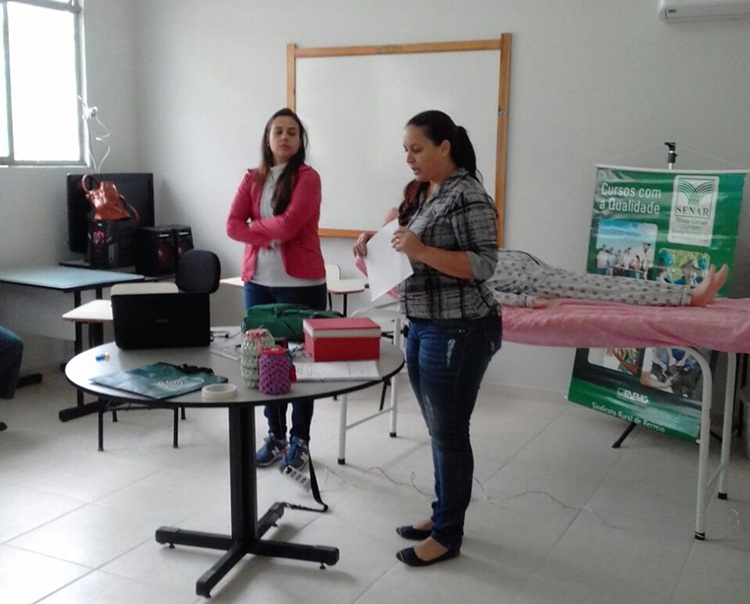 Simone Rios e a instrutora do curso ao lado.