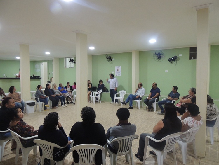 Artesãos reunidos no CRAS com a Economia Solidária de JF.