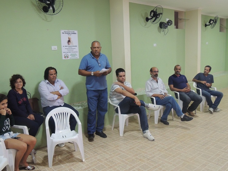 Presidente do CMAS, Danilo Silva, conversando com os artesãos.