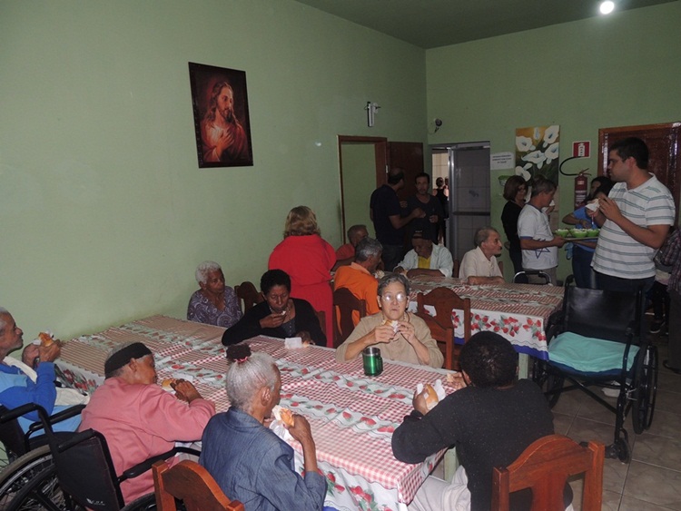 Lanche da tarde servido para os idosos.