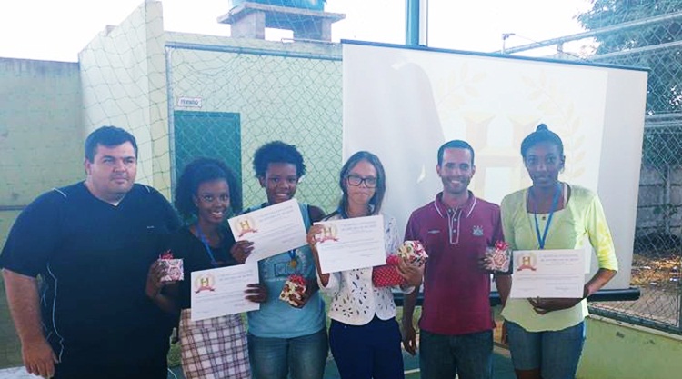 Prof. Anderson Arleu e prof. Leonardo Ribeiro com as quatro finalistas.