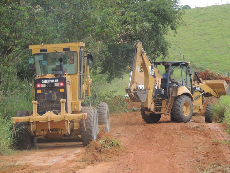 Serviços em estrada vicinal.