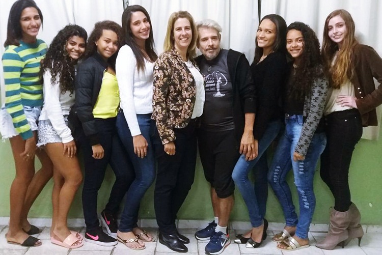 Garotas com Márnio Jatobá e Daniela Cardozo.