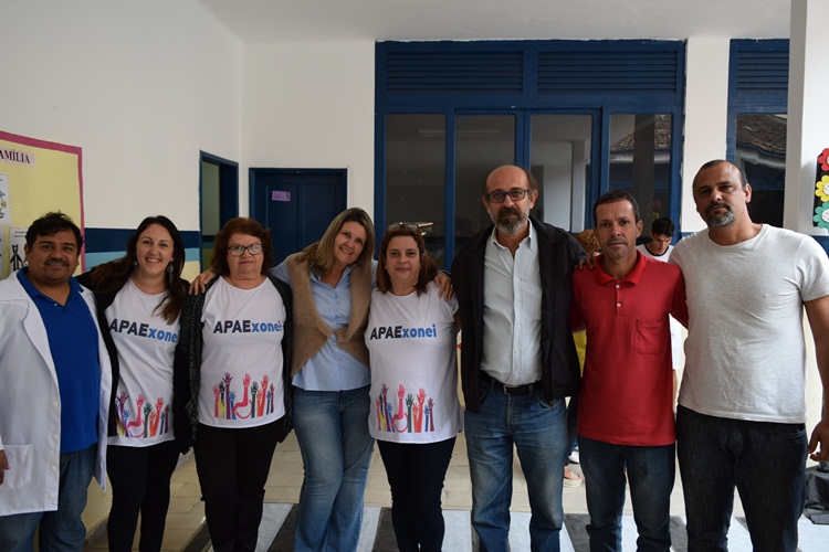 Equipe da APAE com prefeito, primeira-dama e vereadores.