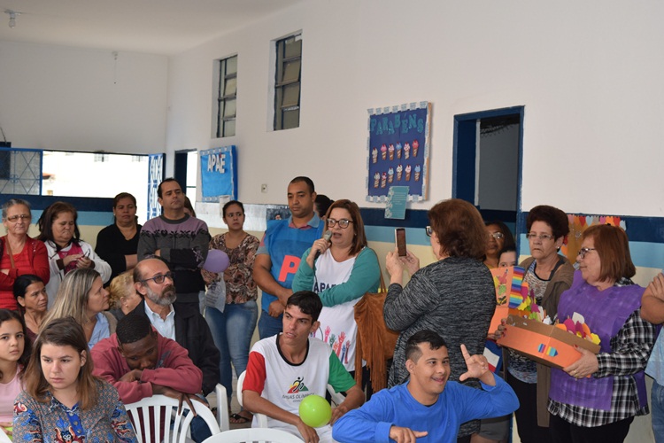 Prefeito participando de evento na APAE.