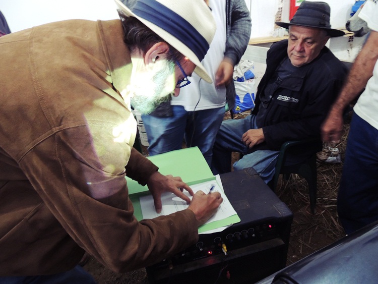 Prefeito assinando convênio.