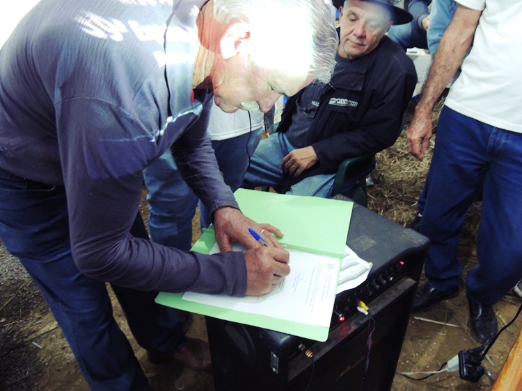 Presidente do Sindicato Rural assinando convênio.