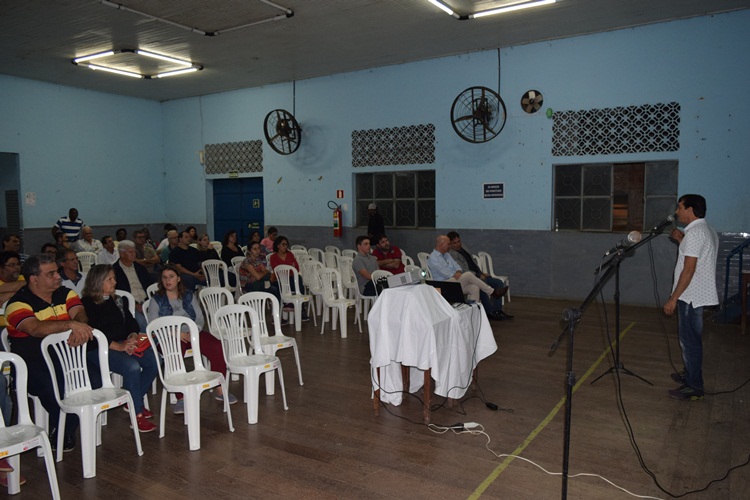 Maurício Vieira falando na reunião.
