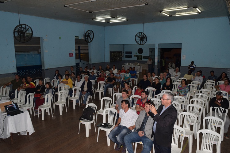 Comerciantes e demais presentes.