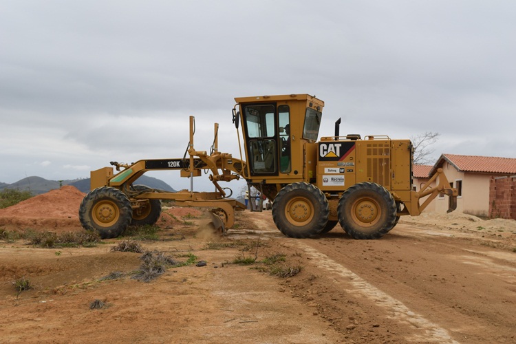 Máquina arrumando lote.