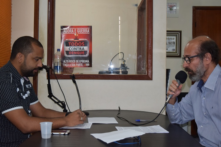 Prefeito anunciando pagamento dos servidores.
