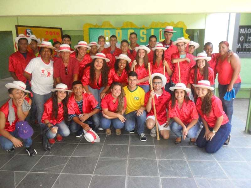 Diretor Ruan, professora Fernanda, estudantes, Toninho e Cicinha. Foto: Ano 2016.