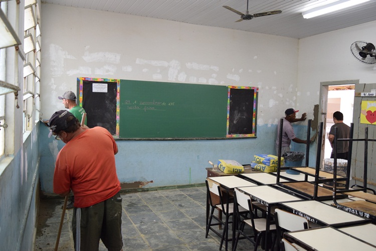 Equipe da Prefeitura na Escola.