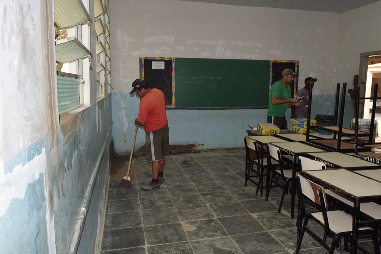 Servidores municipais trabalhando na Escola.