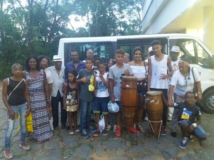 Grupo com transporte cedido pela Prefeitura.
