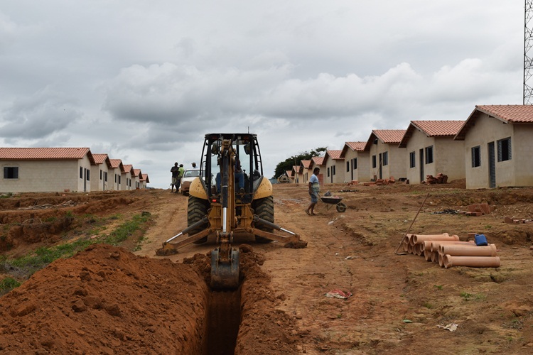 Rede de esgoto em construção.