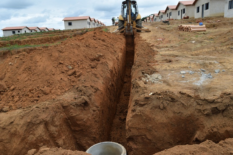 Rede de esgoto em construção.
