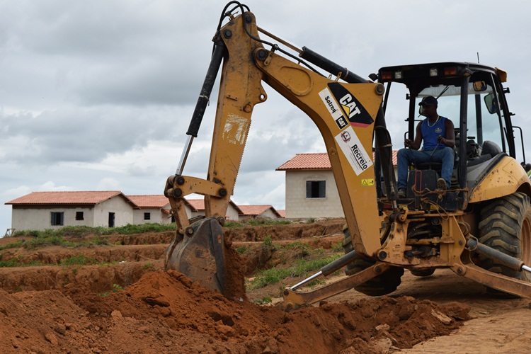 Rede de esgoto em construção.