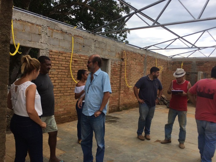 Prefeito e secretário Rural visitando o salão.